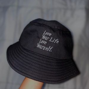 Black graphic bucket hat